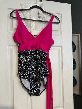 Bathing suit, Womens Magenta & Black Polka One-Piece. Size Large